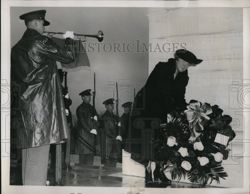 Load image into Gallery viewer, 1939 Press Photo Wash DC Mrs Henry M Robert Jr at Tomb of Unknown Soldier
