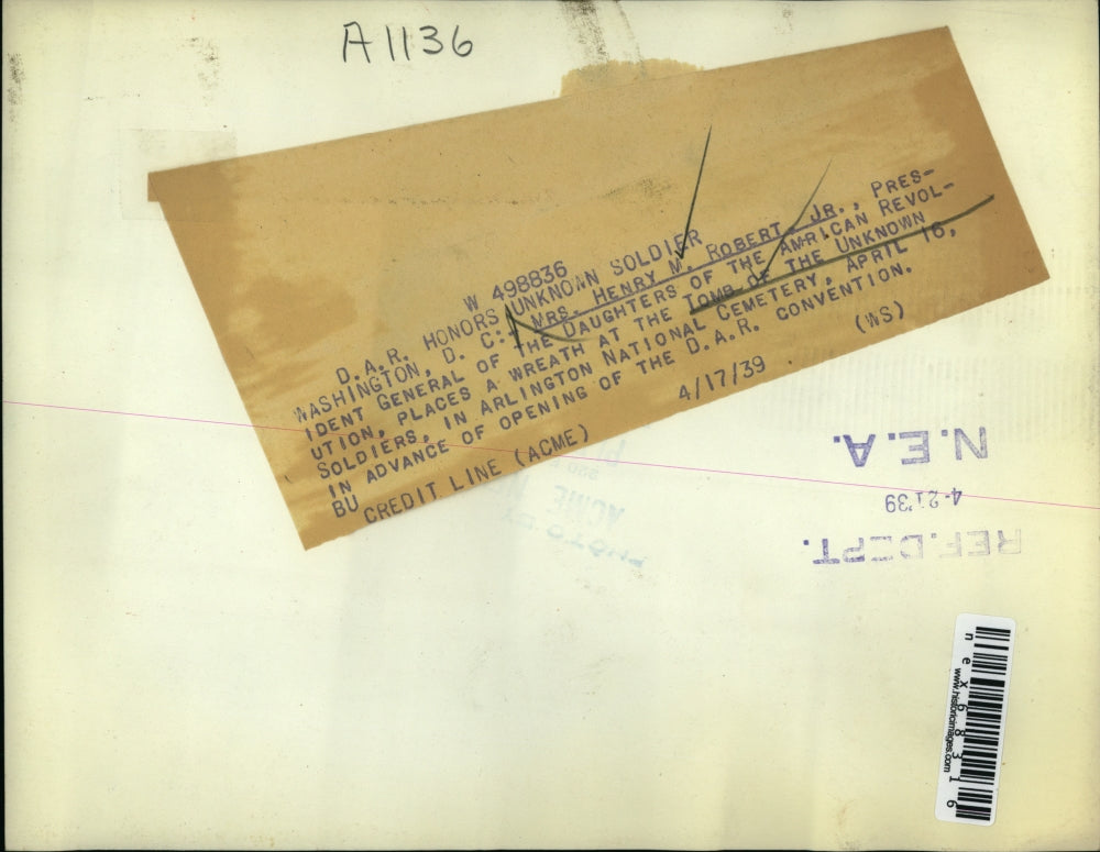 1939 Press Photo Wash DC Mrs Henry M Robert Jr at Tomb of Unknown Soldier