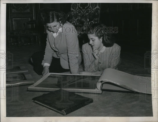 1948 Press Photo Newport RI Catholic College Catherine Roach, Cynthia von Consic- Historic Images