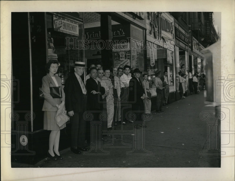 Load image into Gallery viewer, 1943 Press Photo Civilian Defense air raid alert drill in Cleveland

