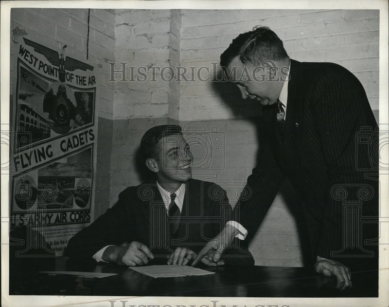 Load image into Gallery viewer, 1941 Press Photo Lloyd Wm Reese Jr &amp; dad Wash DC Supt of Schools

