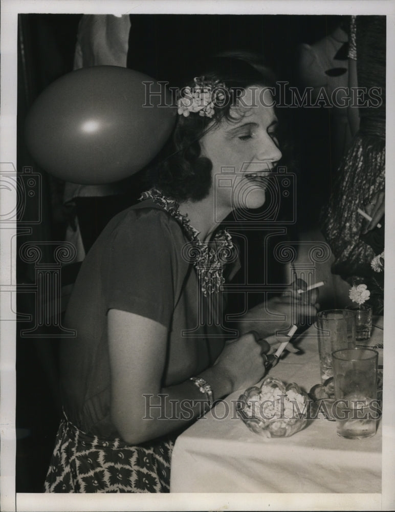 1941 Press Photo Nassau Bahamas Mrs T Markoe Robertson at a dinner