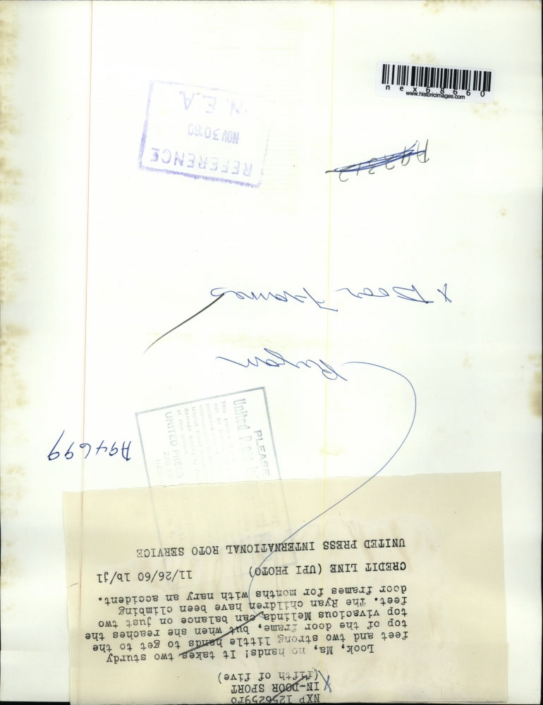 1960 Press Photo Melinda Ryan climbs a doorway at her home