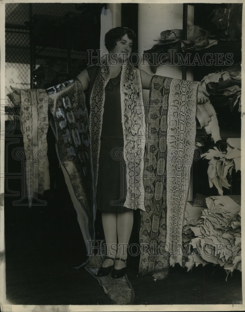 1929 Press Photo La Calif Miss Maxine Mitchell & python skins