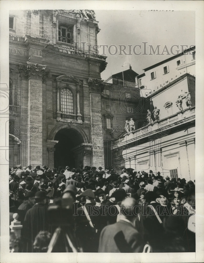 Load image into Gallery viewer, 1939 Press Photo Vatican City Rome crowds at St Peter's see white smoke new Pope
