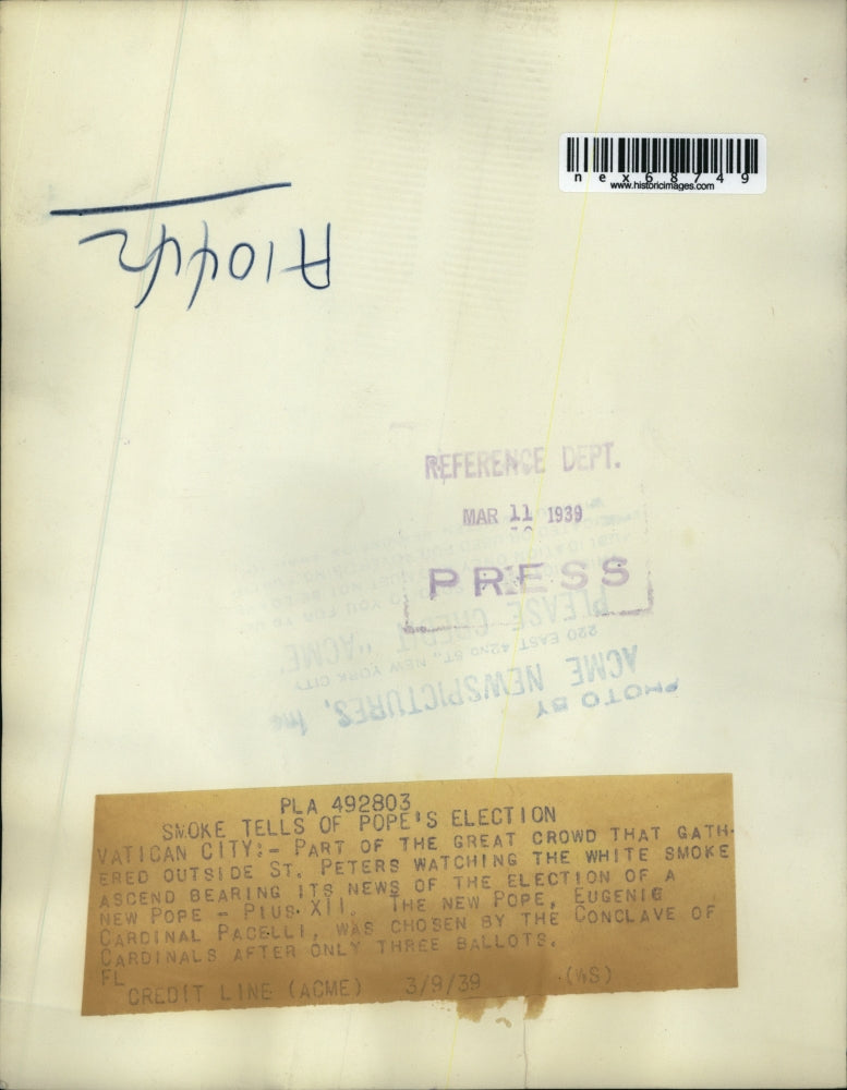 1939 Press Photo Vatican City Rome crowds at St Peter's see white smoke new Pope