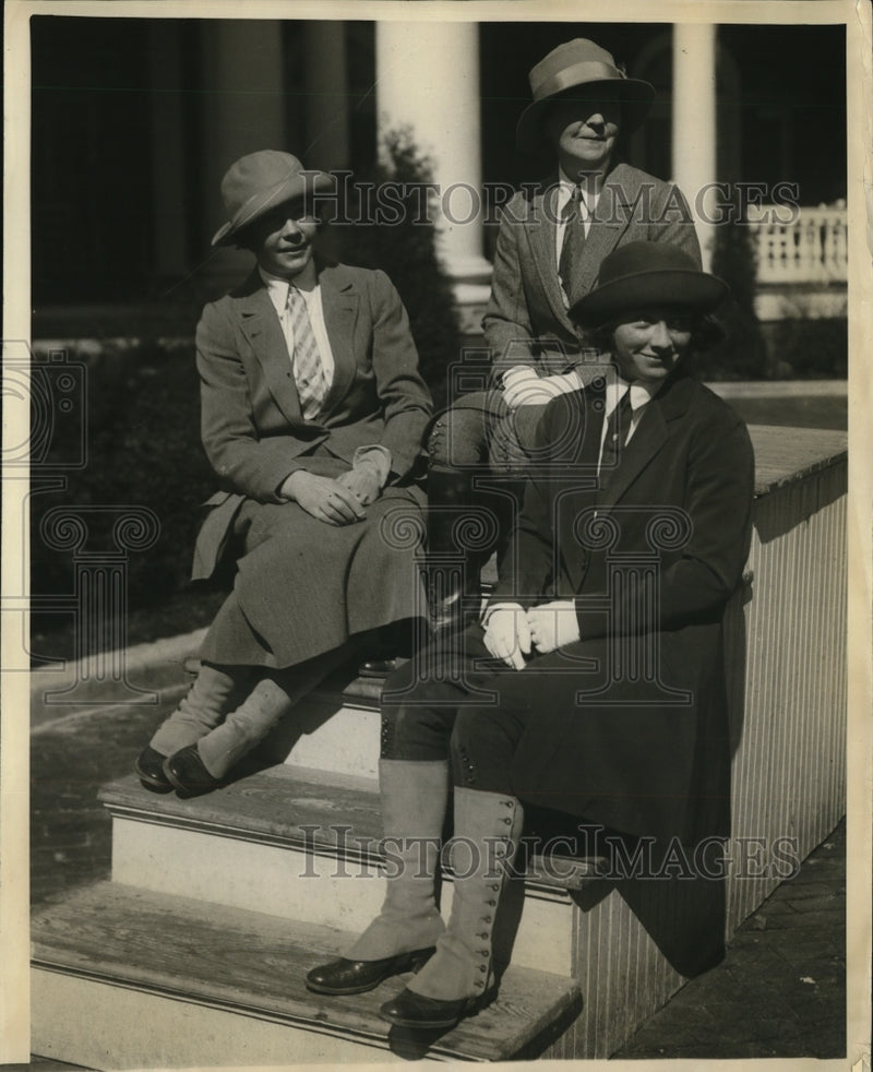 Load image into Gallery viewer, 1923 Press Photo Mrs Charles W Clark daughters Virginia &amp; Agnes in VA
