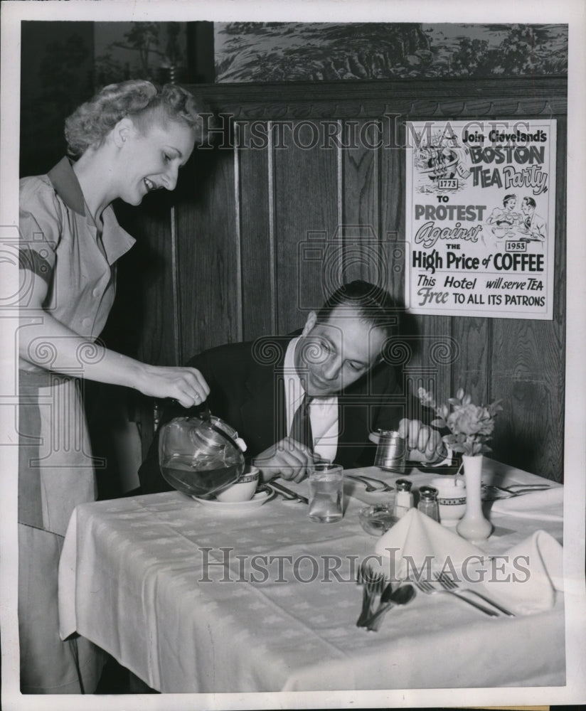1953 Press Photo Cleveland Ohio Sherwood Horowitz waitress Kitty Gtad