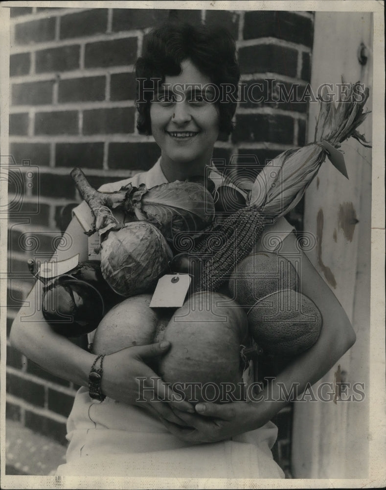 Load image into Gallery viewer, 1929 Press Photo Katherine Kones Sedalia Mo &amp; harvesy of gourds
