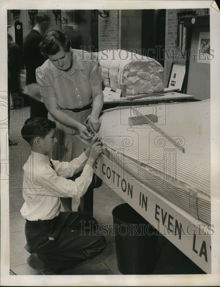 Load image into Gallery viewer, 1940 Press Photo Wash DC Mrs Charles Jones &amp; son Malcolm making a mattress
