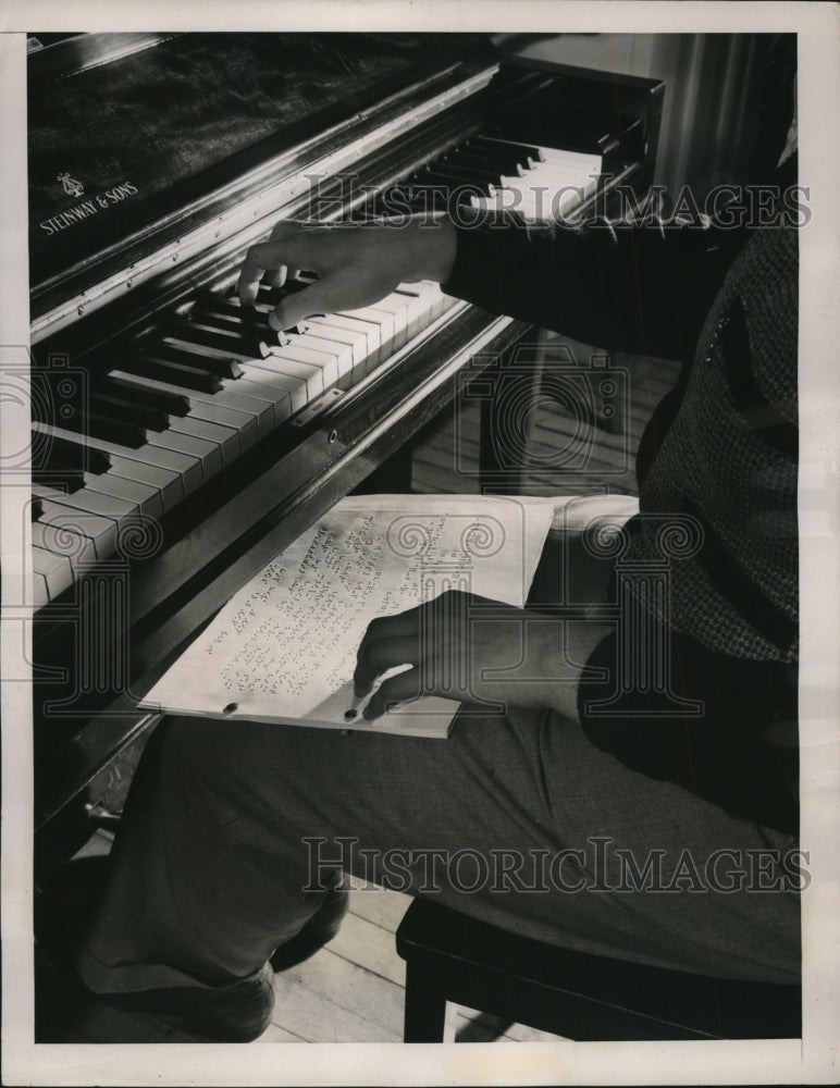 Load image into Gallery viewer, 1940 Press Photo Alec Templeton blind man at his piano
