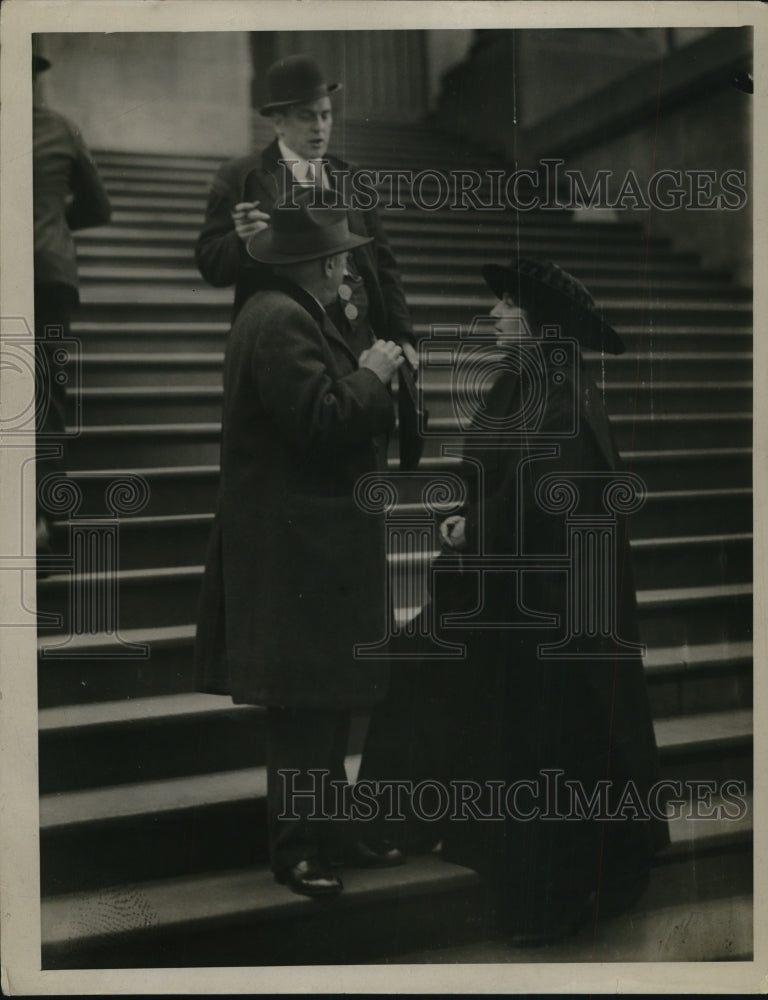 Load image into Gallery viewer, 1920 Press Photo Mrs Hunt defendant in Corset case Judge Malcolm Count
