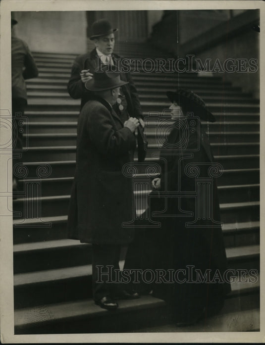 1920 Press Photo Mrs Hunt defendant in Corset case Judge Malcolm Count