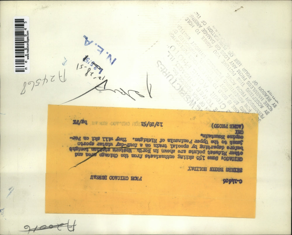 1951 Press Photo Chicago Ill NW train station ski crowd to board a train