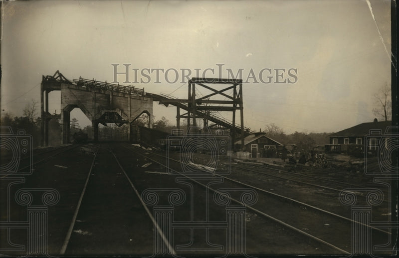 Load image into Gallery viewer, 1922 Press Photo A coal mine &amp; its surface processing facilities
