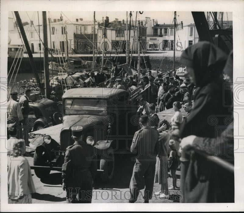 Load image into Gallery viewer, 1949 Press Photo Republician Guards at Ile D'Y eu France, last prisoner Petain
