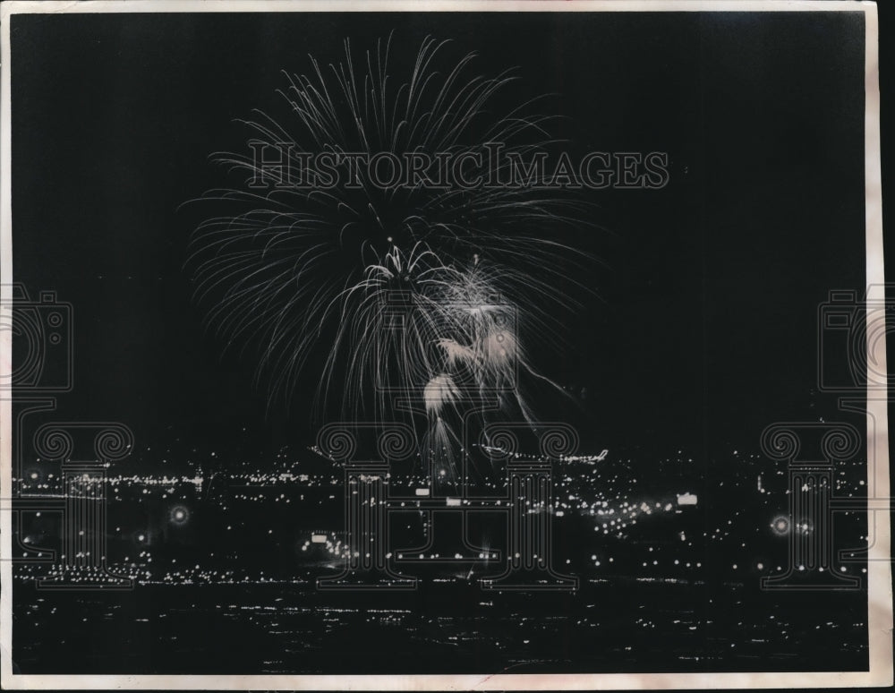 1976 Press Photo 4th of July fireworks over Cleveland Ohio