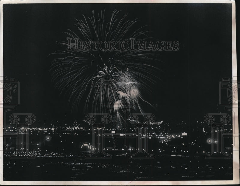 Load image into Gallery viewer, 1976 Press Photo 4th of July fireworks over Cleveland Ohio
