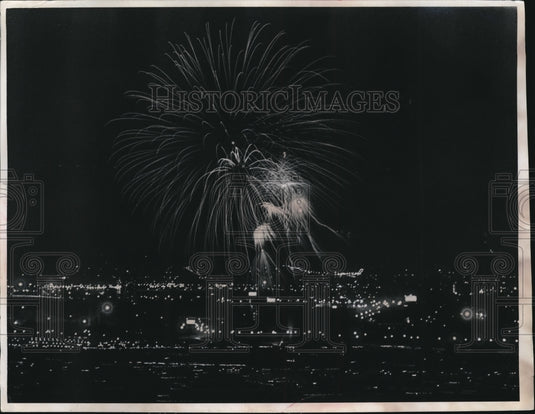 1976 Press Photo 4th of July fireworks over Cleveland Ohio
