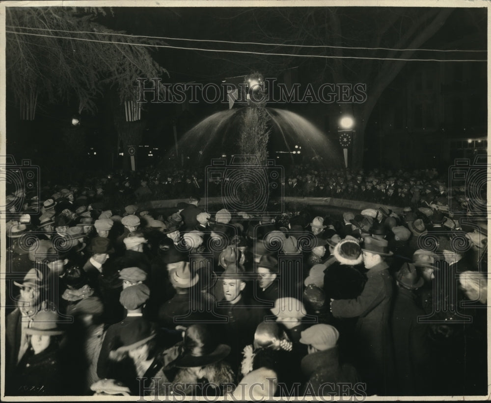 1924 Press Photo Pres Coolidge at Sacramento Cal fountain lighting