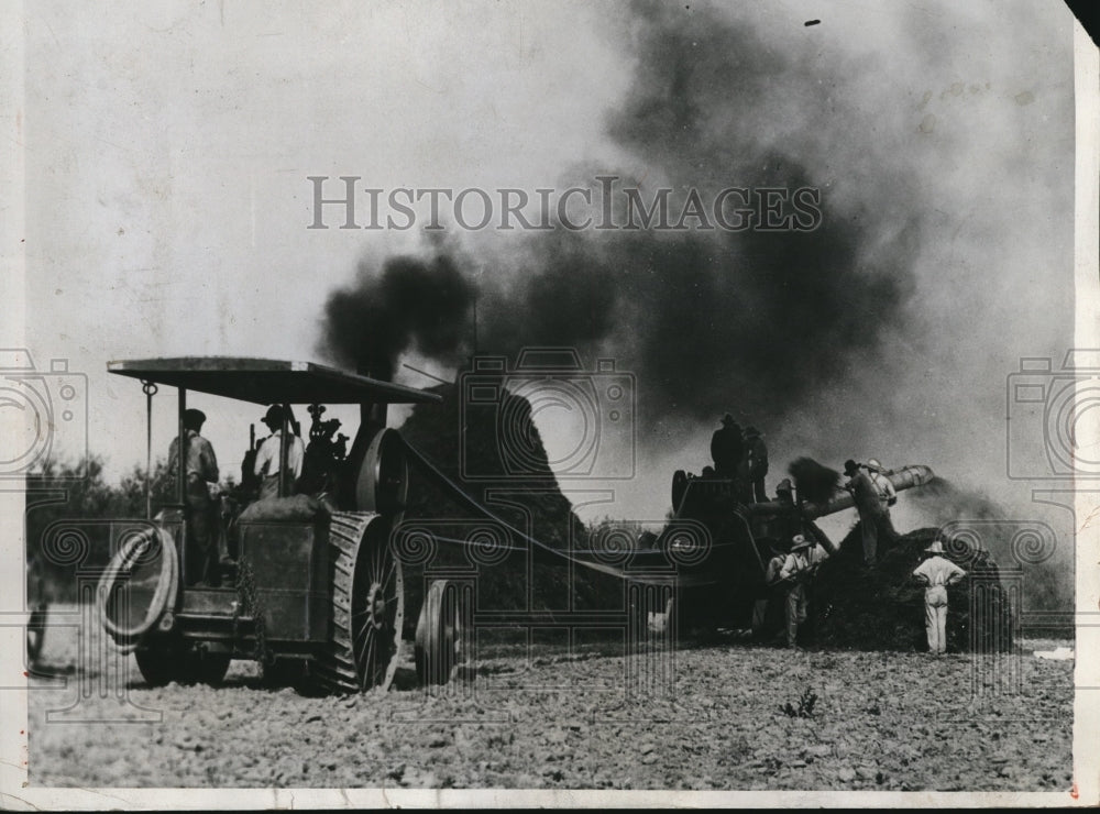 1934 Press Photo Farmers & wheat threshing machines in SW US