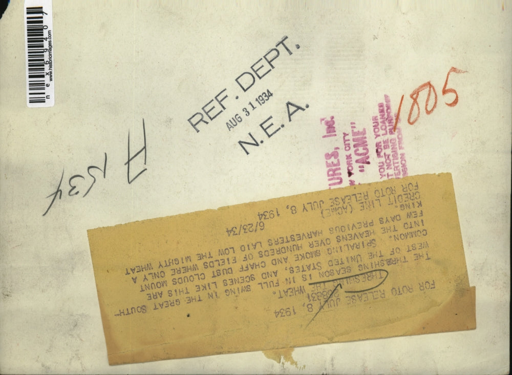 1934 Press Photo Farmers & wheat threshing machines in SW US