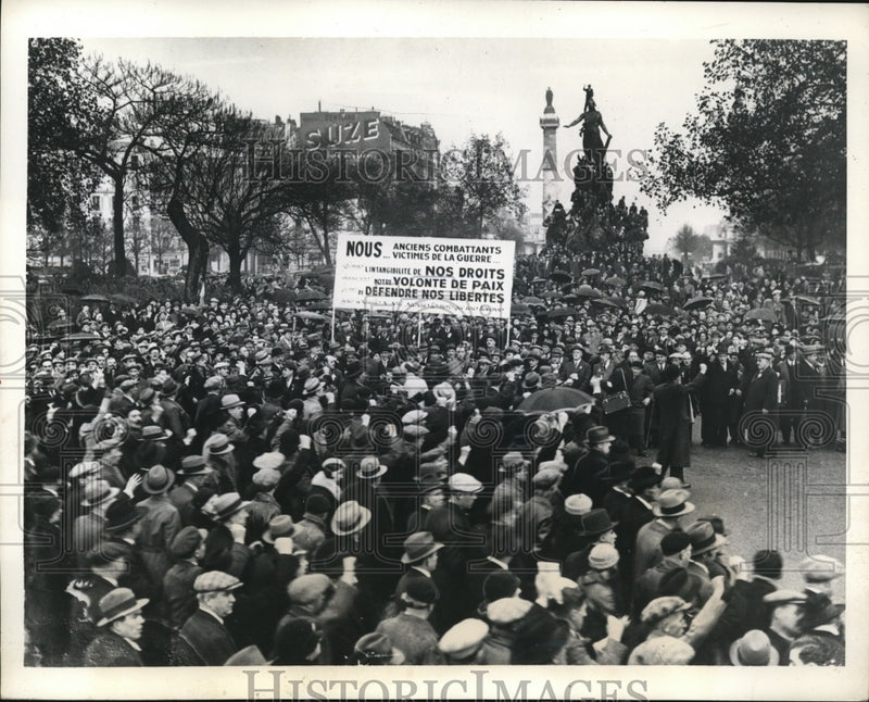 Load image into Gallery viewer, 1934 Press Photo Paris France crowds by Socialists &amp; Communists protesting
