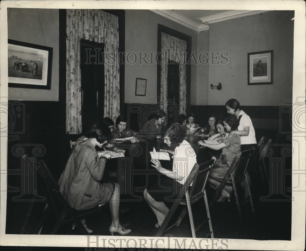 1931 Press Photo Junior club of Clark House & circulating library