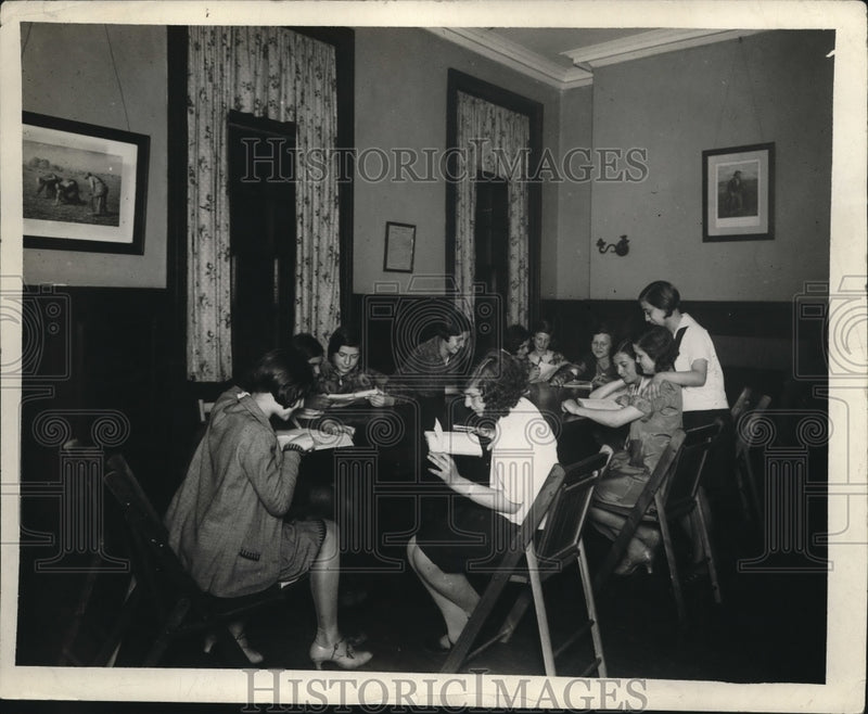 Load image into Gallery viewer, 1931 Press Photo Junior club of Clark House &amp; circulating library
