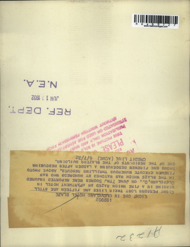 1932 Press Photo Cleveland Ohio firemen rescue woman from buring apartment