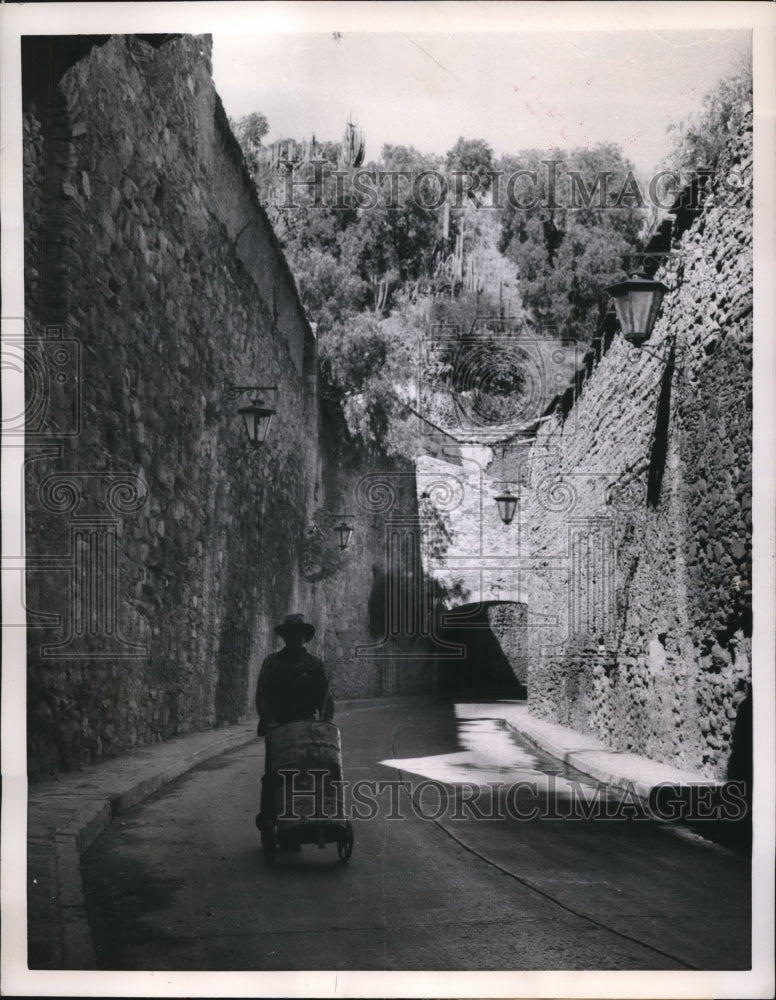 Load image into Gallery viewer, 1957 Press Photo Guanajuato Mexico and a lone man on the street
