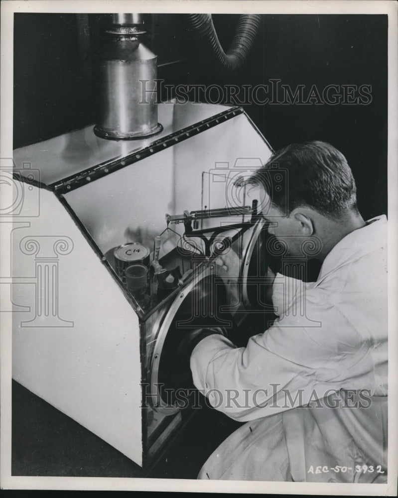 1950 Press Photo Chicago Argonne Natl Labs neutron spectrocaster tests