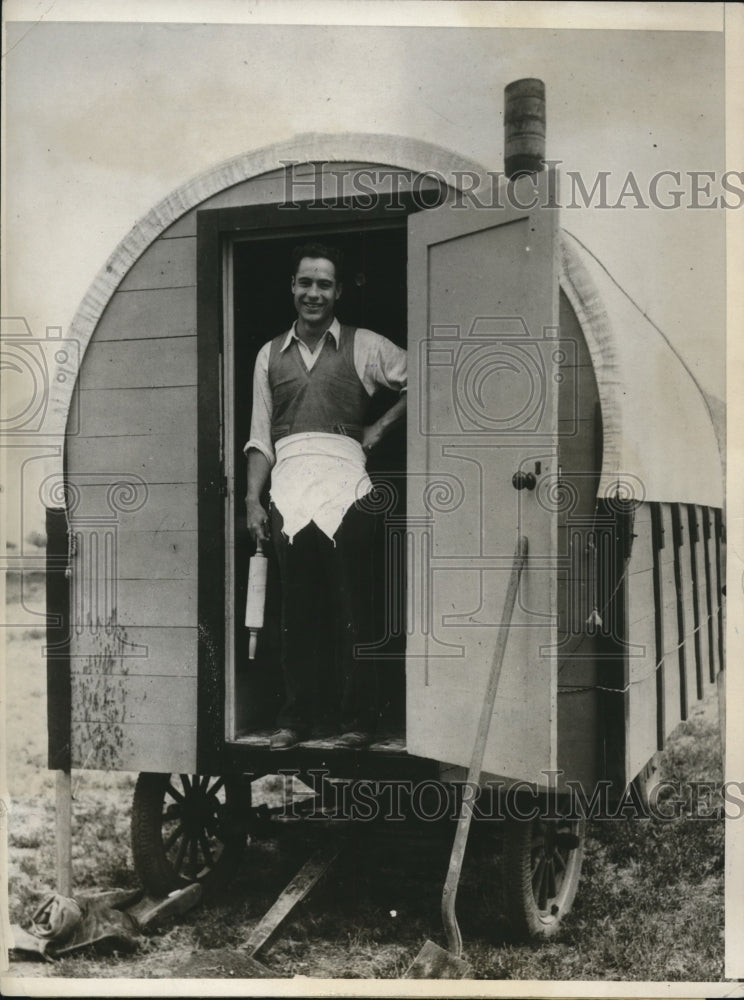 Load image into Gallery viewer, 1932 Press Photo Gordon Van Buren in his portable college dorm
