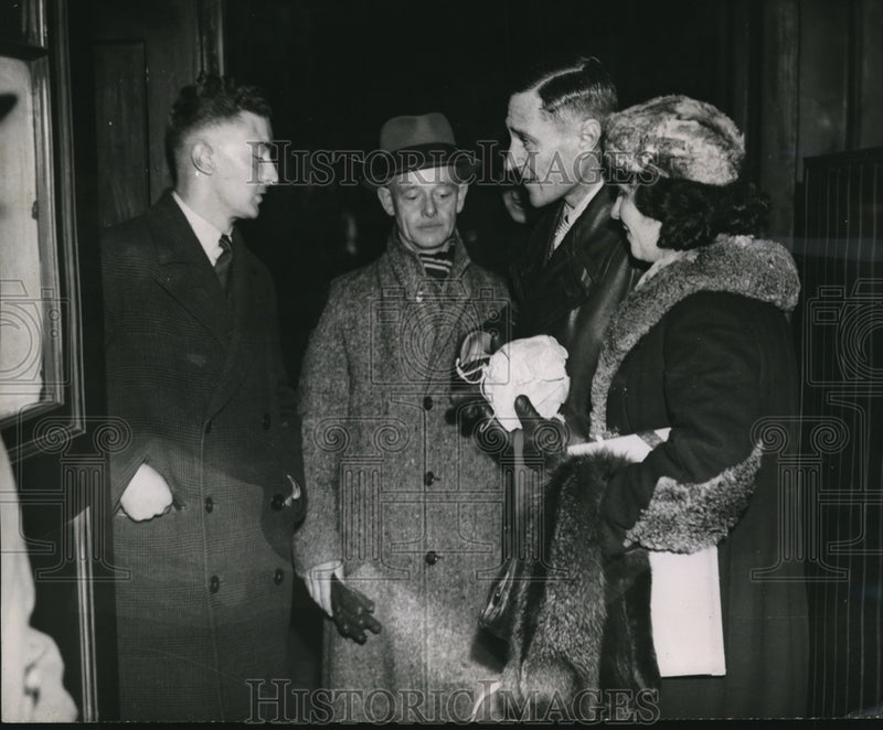 Load image into Gallery viewer, 1939 Press Photo Brian Grover British airman &amp; Russian wife-release from prison
