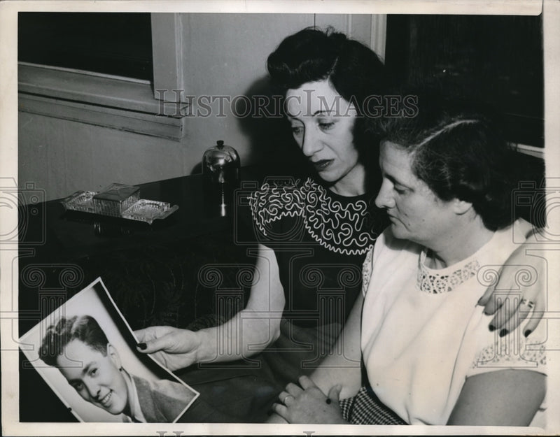 Load image into Gallery viewer, 1947 Press Photo Chicago War department /FBI, Mrs Alice Millstone find her son
