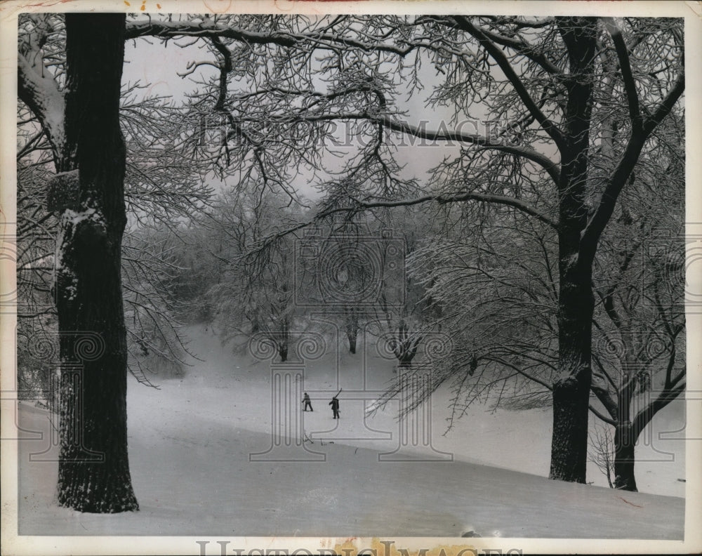 1960 Press Photo Rochester NY skiers at Hihland park