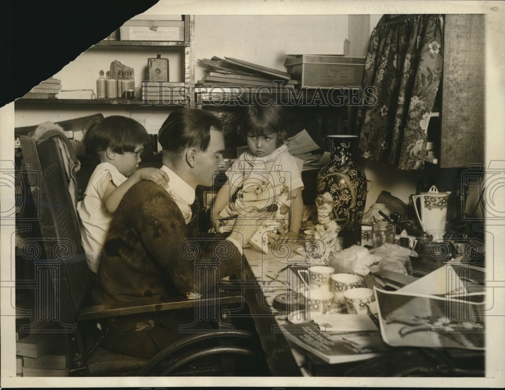 1925 Press Photo Gay Pendleton at Army hospital after loss of legs