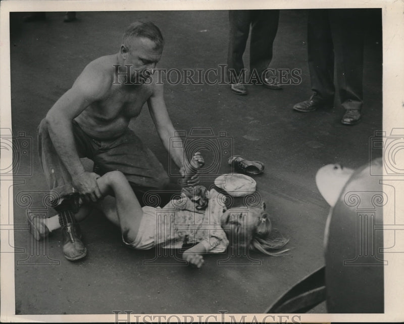 Load image into Gallery viewer, 1948 Press Photo Milwaukee Wis Fire Capt AW Radtke aids Ellen Shea age 5
