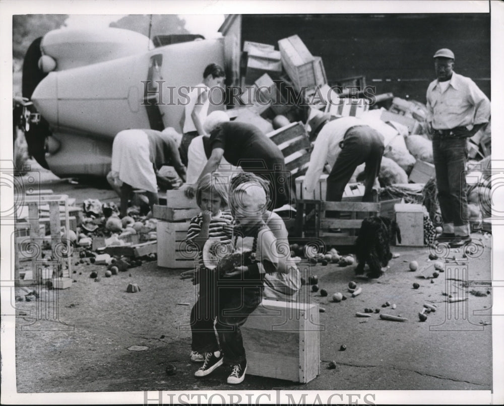 1952 Press Photo Hollywood Calif kids at truk overturned with load of fruit