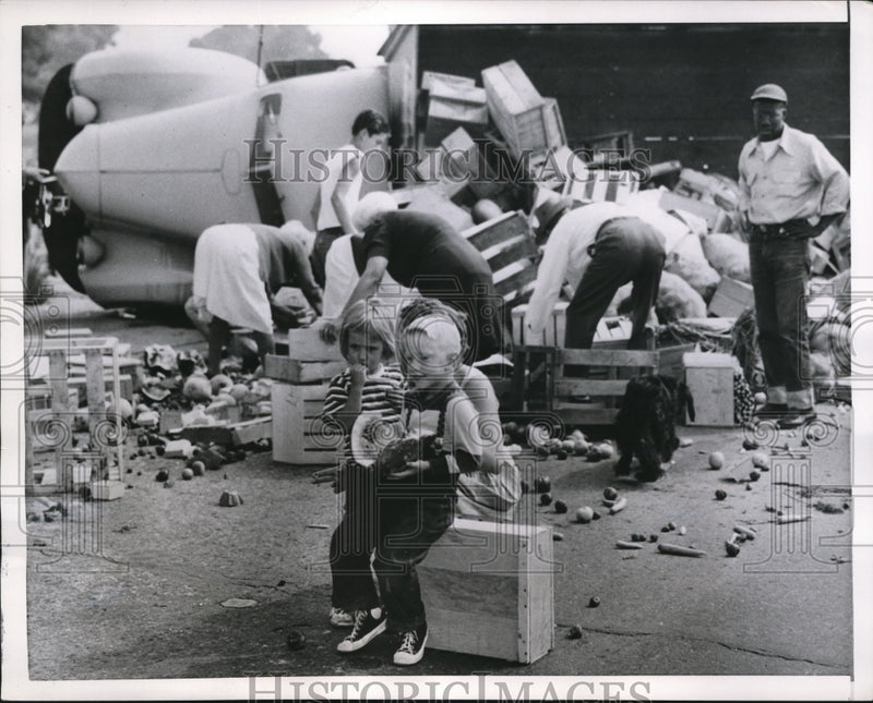 Load image into Gallery viewer, 1952 Press Photo Hollywood Calif kids at truk overturned with load of fruit
