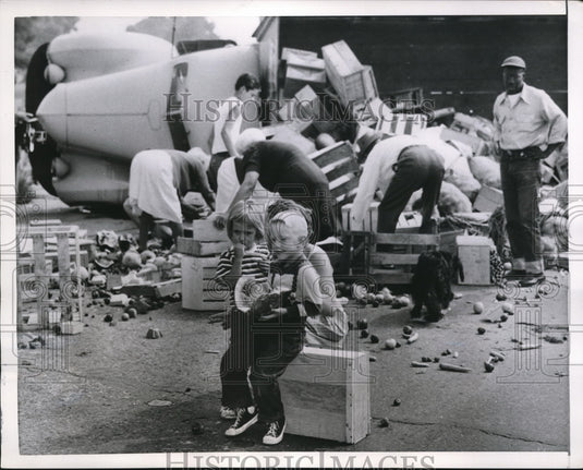 1952 Press Photo Hollywood Calif kids at truk overturned with load of fruit