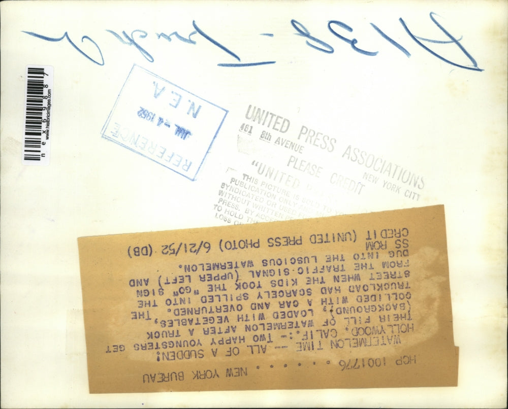 1952 Press Photo Hollywood Calif kids at truk overturned with load of fruit