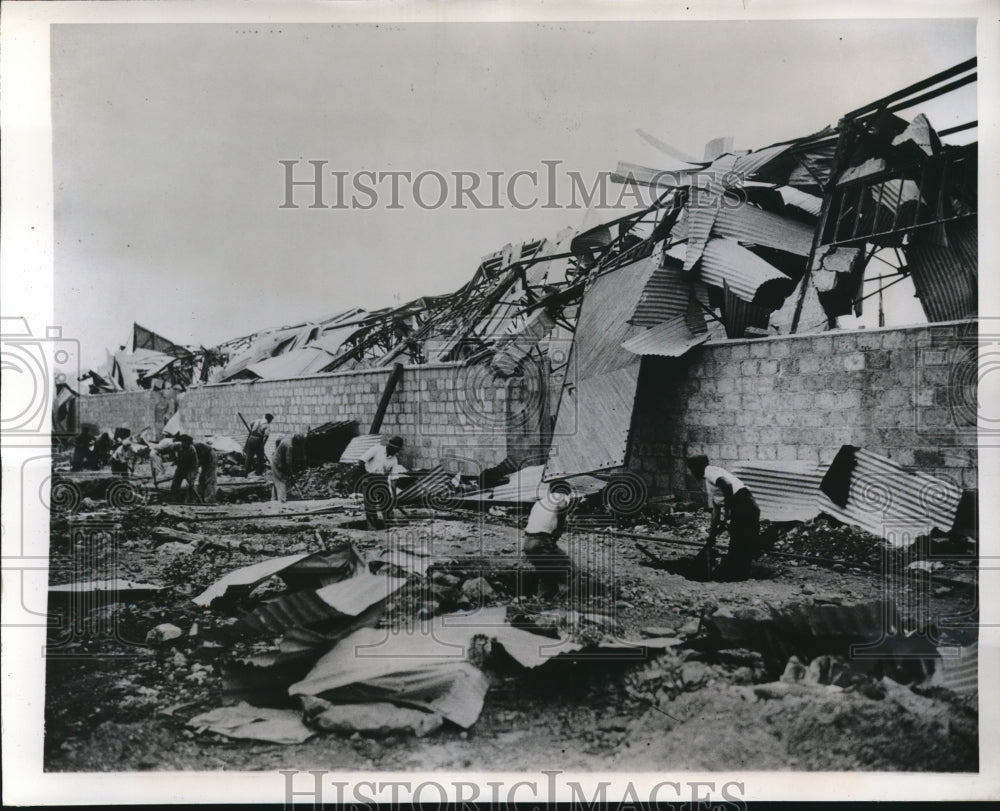 1947 Press Photo Brest France search at blast site from freighter explosion