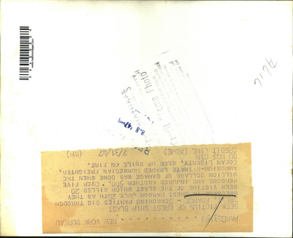 1947 Press Photo Brest France search at blast site from freighter explosion