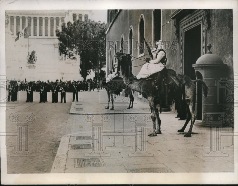 Load image into Gallery viewer, 1937 Press Photo Native soldiers on camels at Plaza Venezia in Afrca
