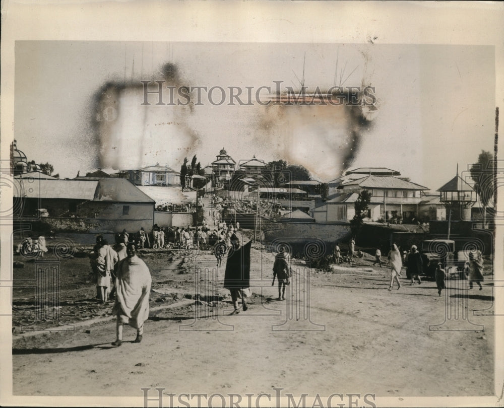 1930 Press Photo A Triumphal arch in construction for the coronation