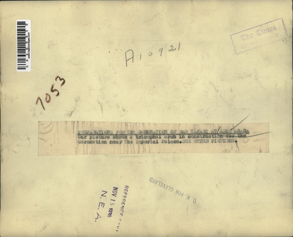 1930 Press Photo A Triumphal arch in construction for the coronation