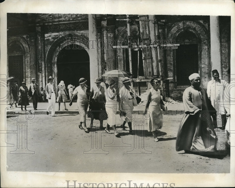 Load image into Gallery viewer, 1932 Press Photo Party of American tourists in Cairo, Egypt
