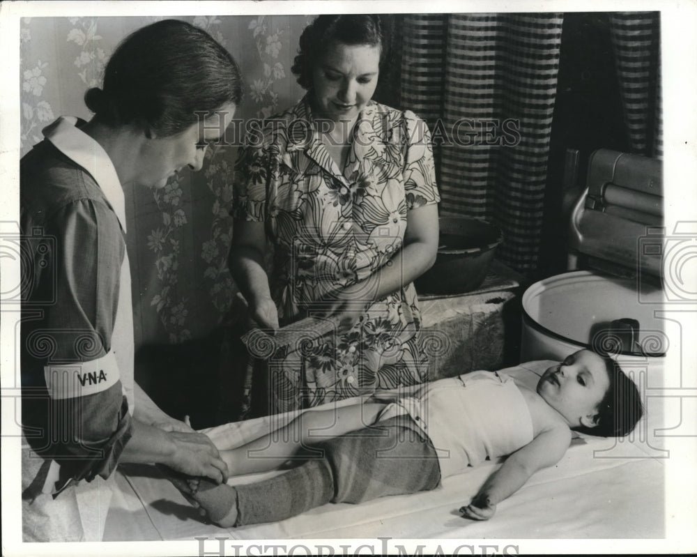 1943 Press Photo Chicago Infantile Paralysis baby & nurse attending him