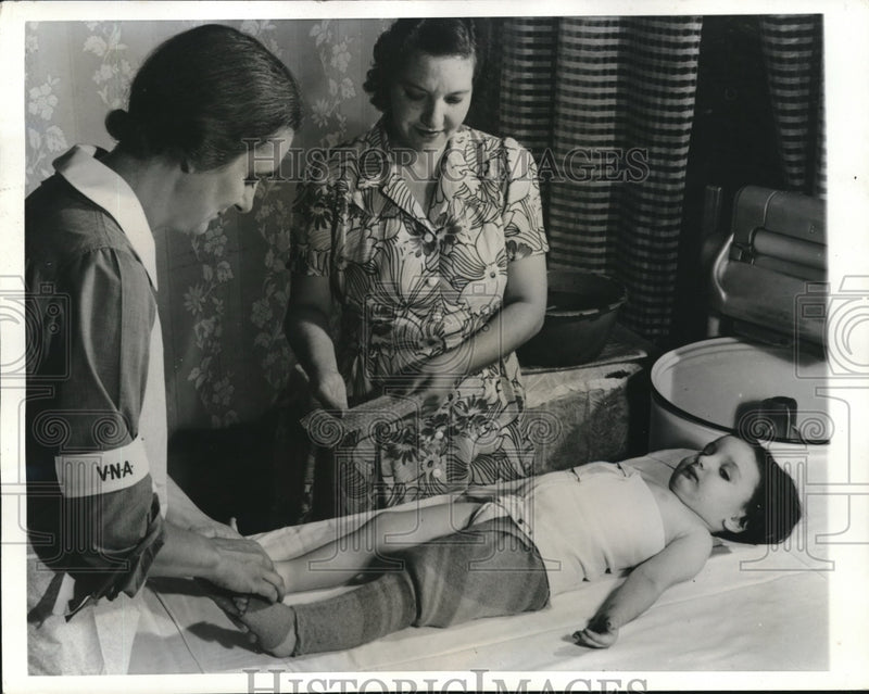 Load image into Gallery viewer, 1943 Press Photo Chicago Infantile Paralysis baby &amp; nurse attending him
